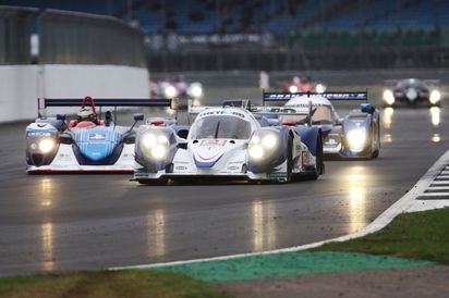 Lola B12/60 of Steve Tandy heads the pack