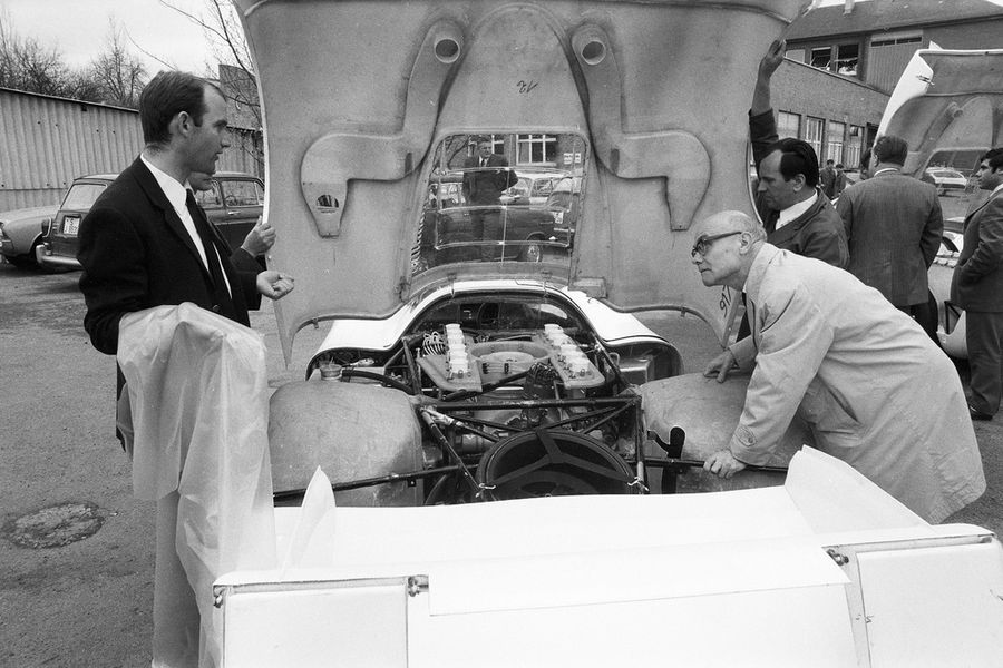 1969: Ferdinand Piëch (left) next to the Porsche Type 917 LH Coupé at Porsche plant "Werk 1".